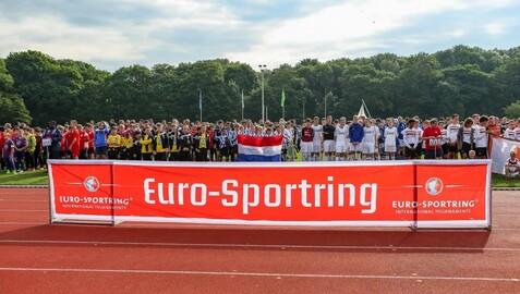 Fußballmannschaften stehen bei der Eröffnungsfeier zum Euro Sportring Turnier zusammen