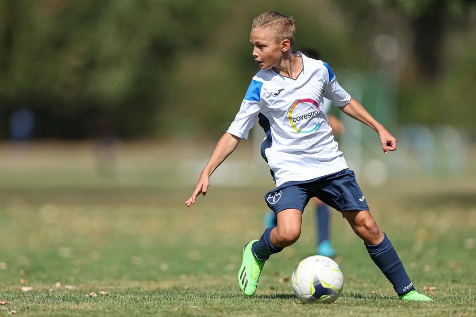 Ein Junge spielt Fußball