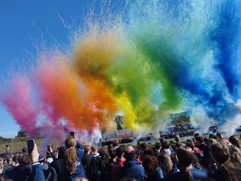 Fussballerinnen feuern Farbraketen ab