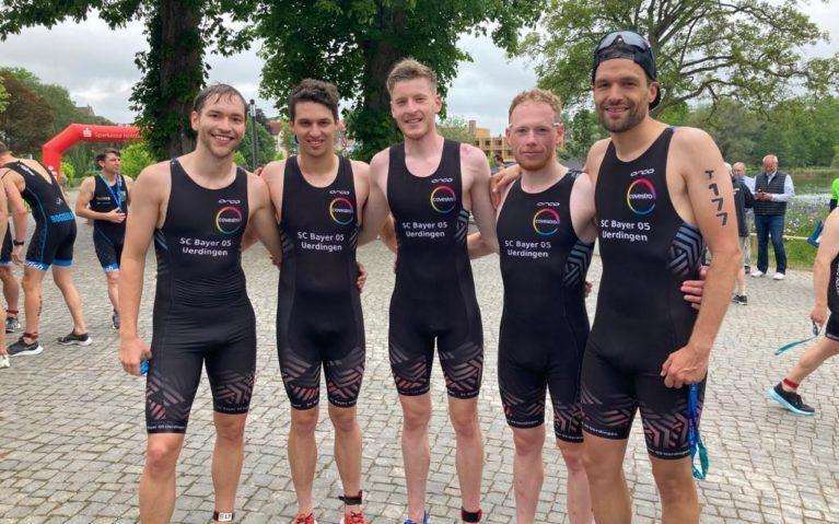 Gruppenfoto in Triathlon-Einteilern